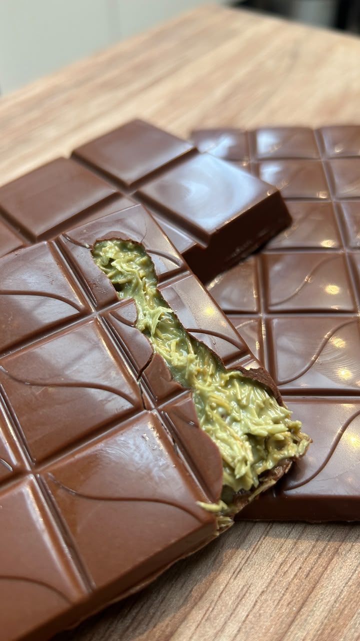 Barra de chocolate aberta mostrando seu recheio