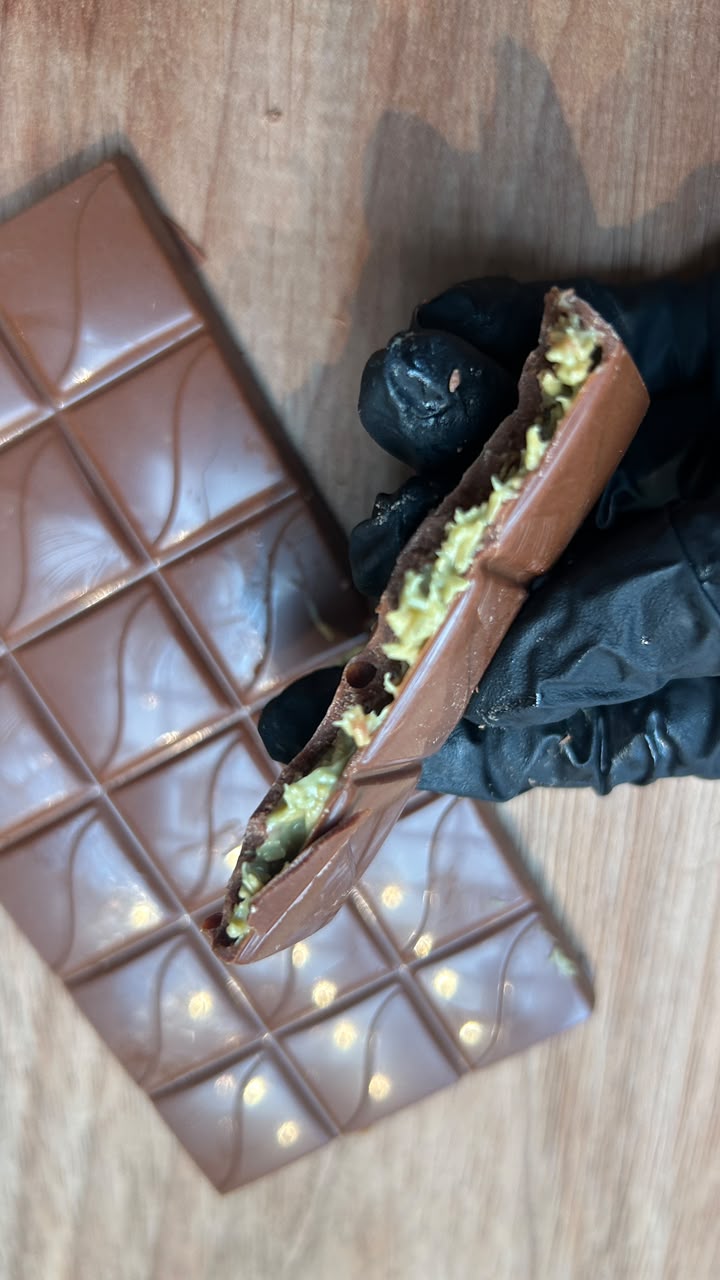 Detalhe do recheio em um pedaço de chocolate